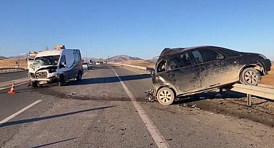 Malatya'da minibüs ile otomobil çarpıştı: 1'i ağır 3 yaralı