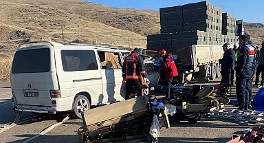 Malatya'da tır ile minibüs çarpıştı: 3 ölü