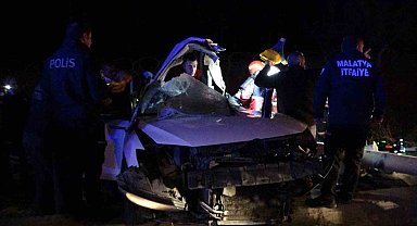 Malatya'da trambüs direğine çarpan araç kağıt gibi dağıldı: 1'i ağır 2 yaralı