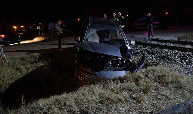 Malatya'da yük treni hemzemin geçitte otomobile çarptı: 5 yaralı