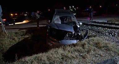 Malatya'da yük treni hemzemin geçitte otomobile çarptı: 5 yaralı