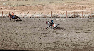 Malatya'nın Yazıhan ilçesinde ata sporu atlı cirit yaşatılıyor