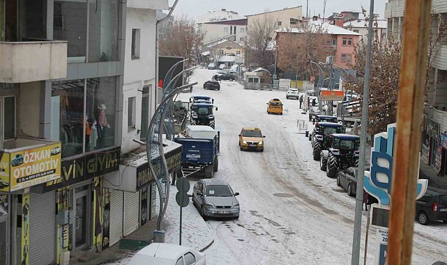 Malazgirt'te kar yağışı