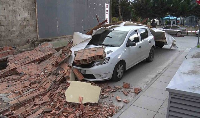 Maltepe'de inşaatın istinat duvarı arabanın üzerine yıkıldı