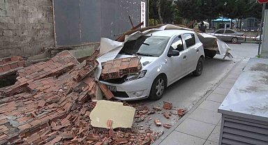 Maltepe'de inşaatın istinat duvarı arabanın üzerine yıkıldı