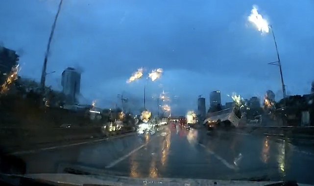 Maltepe'de minibüsün devrildiği anlar kamerada