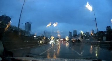 Maltepe'de minibüsün devrildiği anlar kamerada