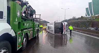 Maltepe'de servis minibüsü devrildi: 5 yaralı