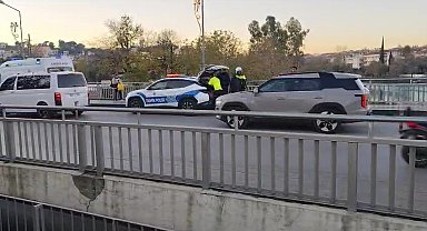 Manavgat Köprüsü'nde devrilerek otomobile çarpan motosikletli yaralandı