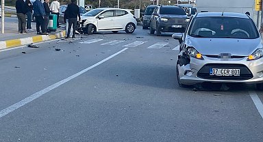 Manavgat'ta iki otomobil çarpıştı, sürücülerden biri yaralandı