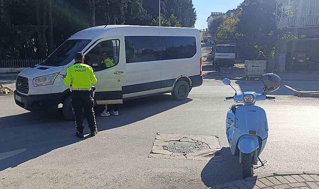 Manavgat'ta minibüsle çarpışan motosikletli yaralandı