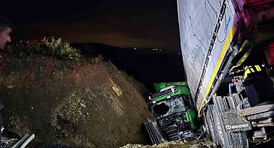 Manavgat'ta şarampole devrilen tırın sürücüsü ağır yaralandı