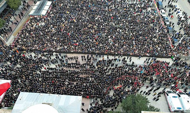 Manisa, ilk kadın başkanına ağladı