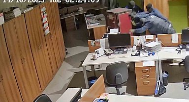 Manisa'da 2 milyon avroluk soygun kamerada: Çelik kasayı metrelerce sürüklediler