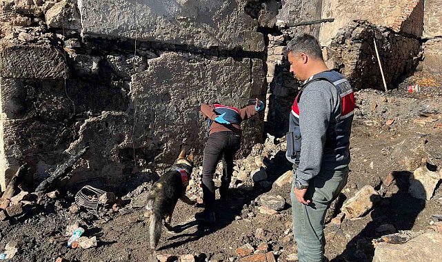 Manisa'da 5 evin kül olduğu yangında ölen kadının cenazesine ulaşıldı