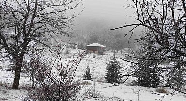 Manisa'nın yüksek kesimlerinde kartpostallık kar manzaraları