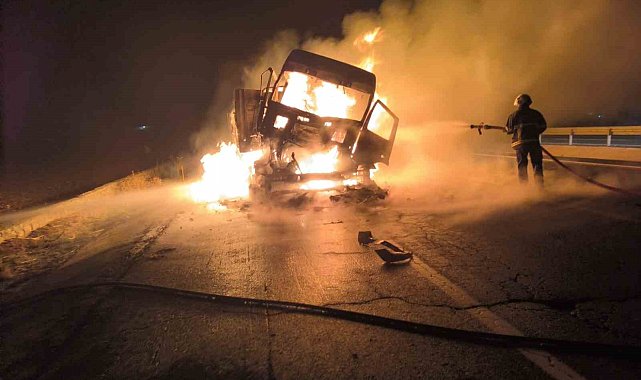 Mardin'de çarpışan iki tırdan biri yandı