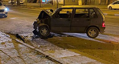 Mardin'de park halindeki araca çarpan otomobil sürücüsü yaralandı