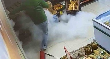 Markette ilginç anlar: Yangın tüpü yere düştü, çalışan panikle kaçtı