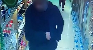 Marketten alkollü içecek çalan şahıs kameraya yakalandı