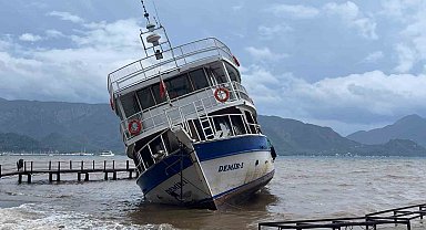 Marmaris'te iskeleye çarpan tekne karaya oturdu