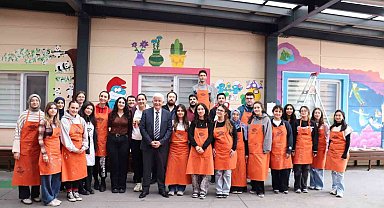 Masal kahramanlarıyla minik hastalara moral