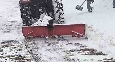 Mazıdağı'nda traktörlerin arkasına bağlanan aparatlarla kar temizleme çalışması yaptılar