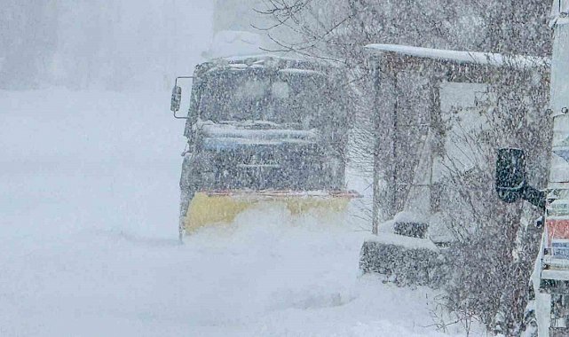 Mehmetçik karla kaplı yolları açtı