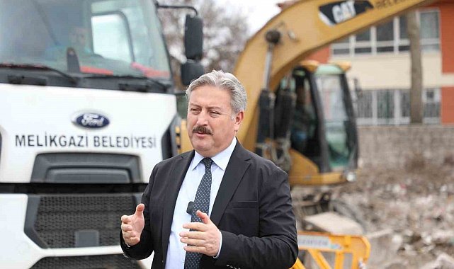 Melikgazi Belediyesi ilçedeki metruk yapıların yıkımına devam ediyor