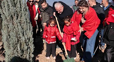 Menemen Belediyesi, 'yeni doğan bebekler' için binlerce fidan dikti