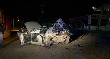 Menteşe'de tıra arkadan çarpan otomobil, hurda yığınına döndü: 1 ölü, 1 ağır yaralı