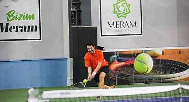 Meram'da aileler kortta buluşuyor