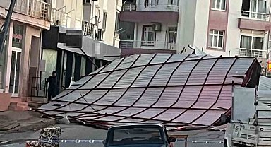 Mersin Mut'ta fırtına çatıyı uçurdu