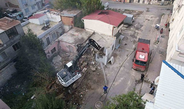 Mersin'de ağır hasarlı bina kontrollü şekilde yıkıldı