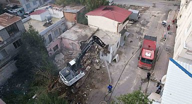 Mersin'de ağır hasarlı bina kontrollü şekilde yıkıldı