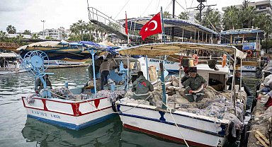 Mersin'de balıkçılara ekipman desteği sürüyor