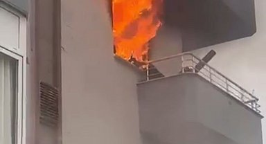 Mersin'de ev yangını alevler pencereden çıktı