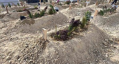 Mersin'de komşusu tarafından öldürülen anne ve oğlu toprağa verildi