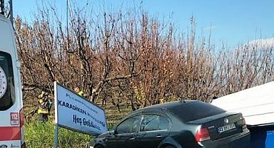 Mersin'de otomobil otobüs durağına çarptı: 2 yaralı