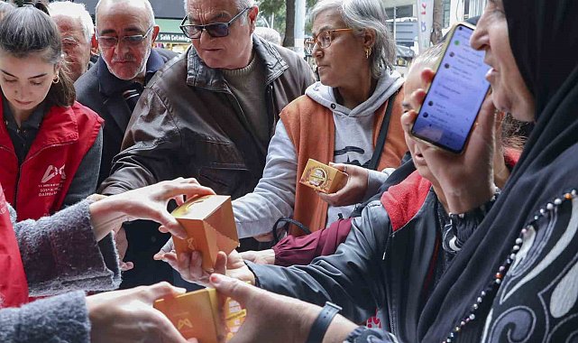 Mersin'de Regaip Kandilinde 15 bin kandil simidi dağıtıldı