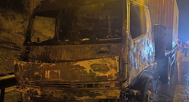 Mersin'de tır yanarak kullanılamaz hale geldi