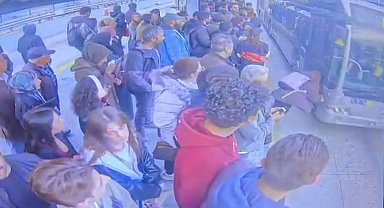 Metrobüs durağında dehşet anı: Bayılan kız metrobüsün önüne düştü