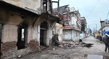 Metruk binanın bir bölümü gürültüyle yıkıldı: Mahalleli deprem sandı