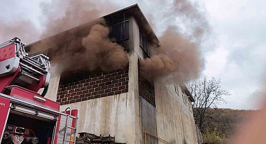 Meyve kasalarının bulunduğu depo küle döndü