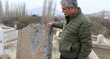 Mezarlıktaki esrarengiz taş