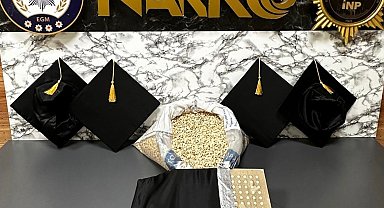 Mezuniyet keplerinin içine gizlenmiş 53 bin 100 uyuşturucu hap ele geçirildi