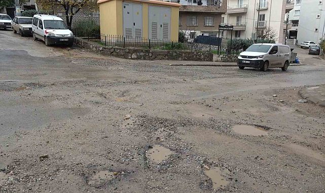 Milas'ta yağış sonrası yollar çamura döndü