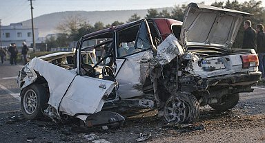 Milas'ta zincirleme kaza, Tofaş araç teneke kutu gibi ezildi