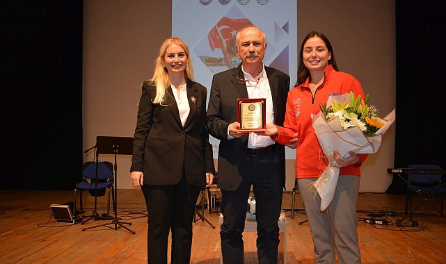 Milli yüzücü Bengisu, Ege Üniversitesinde başarı hikayesini anlattı