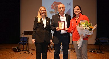 Milli yüzücü Bengisu, Ege Üniversitesinde başarı hikayesini anlattı